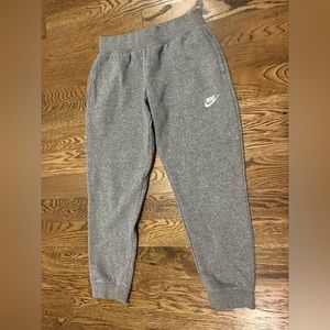 Girls Nike Standard Fit Grey Sweatpants with Pockets, Size Large